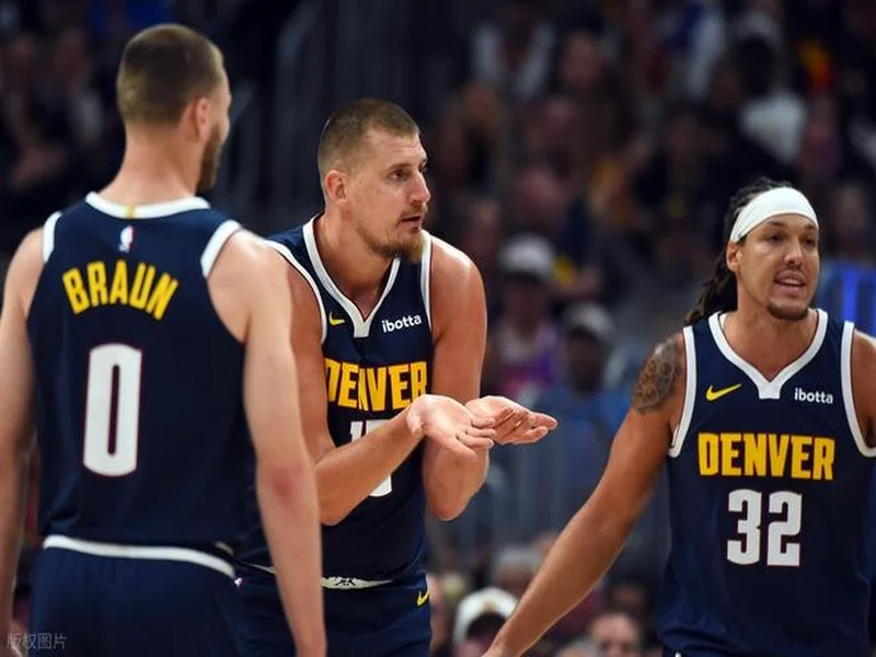 图片报：拜仁和1860球迷互相涂鸦标记地盘，已有两人被捕